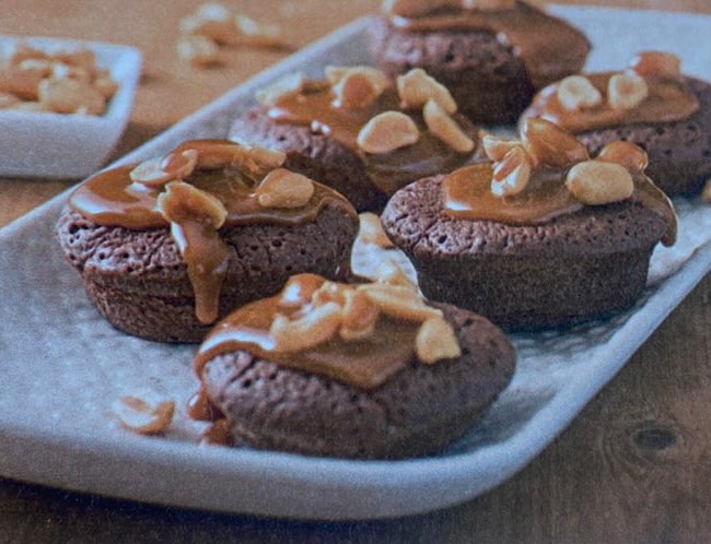 Mini Brownie mit Erdnüssen und Karamellsoße