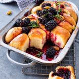 Pflaumenmus Buchteln mit Brombeeren Rezept