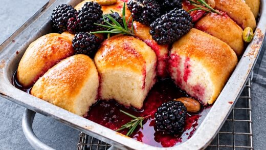 Pflaumenmus Buchteln mit Brombeeren Rezept