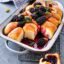 Pflaumenmus Buchteln mit Brombeeren Rezept