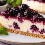 Dieser cremige Cheesecake mit Frischkäse, Joghurt und frischen Brombeeren ist ein einfaches und köstliches Dessert für jeden Anlass. Der knusprige Boden aus Butterkeksen und Haferflocken harmoniert perfekt mit der leichten Zitronennote der Creme und der natürlichen Süße von Honig. Durch die fruchtigen Brombeeren erhält der Kuchen eine erfrischende, leicht säuerliche Note, die ihn besonders sommerlich macht. Der Cheesecake wird ohne komplizierte Zutaten zubereitet und eignet sich ideal für Anfänger und alle, die ein schnelles, aber beeindruckendes Dessert suchen. Ob für Familie, Gäste oder als süße Belohnung zwischendurch – dieser Kuchen überzeugt durch seine cremige Konsistenz und den ausgewogenen Geschmack. Ein perfektes Rezept für alle, die einen fruchtigen, leichten Cheesecake mit Brombeeren rezept